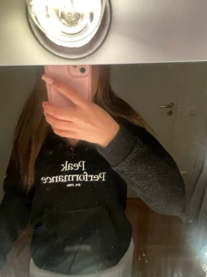 Peak Performance pile zip hoodie - En varm hoodie i pile från Peak performance som jag har växt ur tyvärr och använd få gånger utan skador.