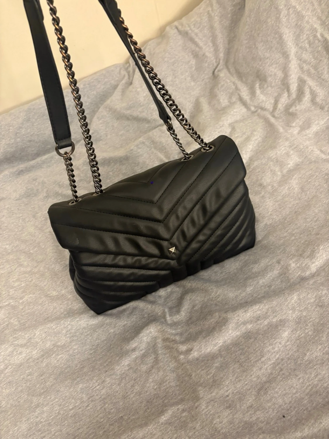 Svart quiltad axelväska med kedja - 1