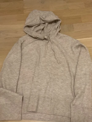 Stickad hoodie - Stickad hoodie i beige