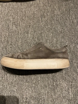 Grå Kcobler skor - Säljer nu ett par gråa skor från Kcobler. Kontakta gärna vid frågor!😃
