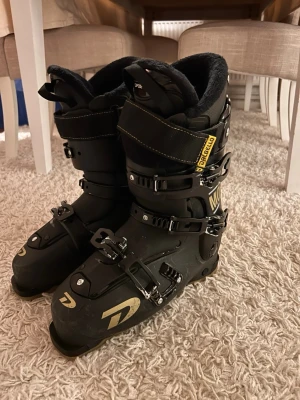 Dalbello IL Moro MX 90 - strl 285 - Säljer mina Dalbello IL Moro MX 90. Använda sparsamt under 3 säsonger och i fint skick. Mindre tecken på användning finns, men inget som påverkar funktion eller prestanda. En freestyle-pjäxa som passar åkare som vill ta nästa steg, både i park, pist och offpist.   Strl 285