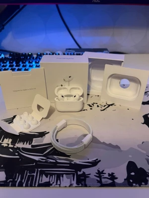 AirPods Pro 2 - Säljer ett par Apple AirPods Pro 2 i mycket fint skick, komplett med originalkartong, laddningskabel, extra öronproppar och manualer. Trådlösa hörlurar med aktiv brusreducering och laddningsetui. Perfekt för musik, samtal och träning. Inga synliga defekter eller slitage.