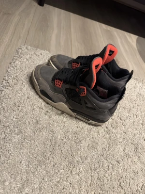 Nike Air Jordan 4 Retro svart/röd -  Jordan 4 Retro i svart och grå mocka, säljer dem för att jag har vuxit ur dem, nypris: 5000, hör av er vid minsta fundering! Med box: 750, utan box 650👍