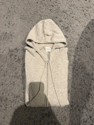 John Henric Kashmir zip - John Henric Kashmir zip i fint skick storlek M. Finns några små hål vid luvan, kolla bild. Går att laga. Annars väldigt fint skick