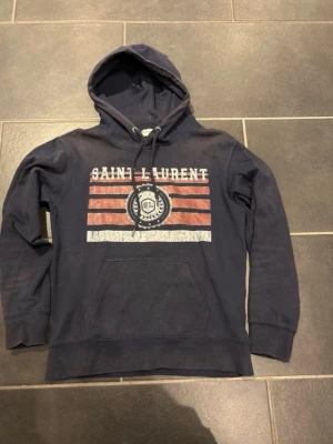 Saint Laurent hoodie  - Saint Laurent hoodie i storlek S. Mycket bra skick! Hör av er vid minsta lilla fundering.