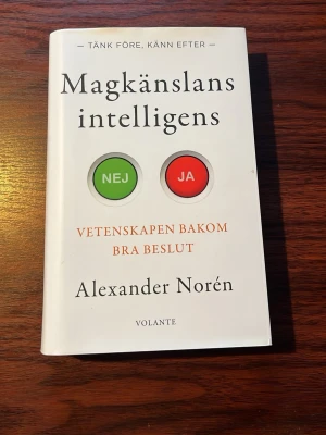 Magkänslans intelligens - Upptäck hur din magkänsla kan hjälpa dig att fatta smarta beslut! Den här boken utforskar vetenskapen bakom intuition och visar hur du kan använda den i vardagen. Perfekt för dig som vill förstå dig själv bättre och ta kontroll över dina val.
