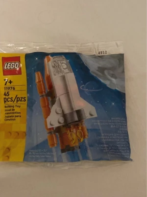 Raket lego  - Bilden visar ingen väst utan ett LEGO-byggset med rymdraket. 