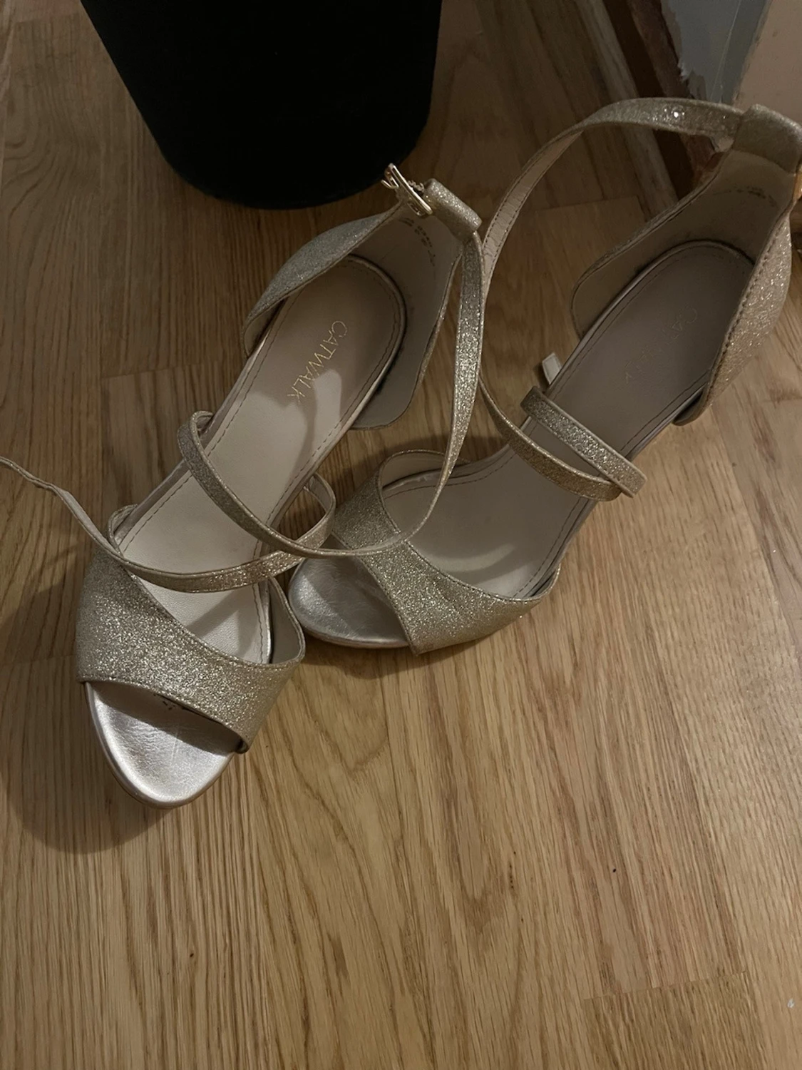 Glittriga guldiga sandaler med klack - 4