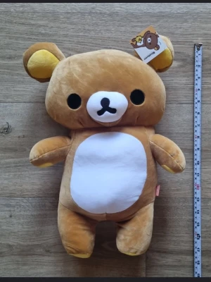 XL Brun Rilakkuma björn med dragkedja 40cm - Säljer en stor brun Rilakkuma björn, ca 40cm hög med lappen kvar.
