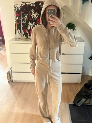 Beiget mjukissett - Säljer ett par beiga mjukisbyxor tillsammans med en mysig matchande tröja! Perfekta för en chill och avslappnad look. De är ifrån Gina Tricot, byxorna är i Xs och tröjan i S. Man kan köpa de styck också om man vill! 