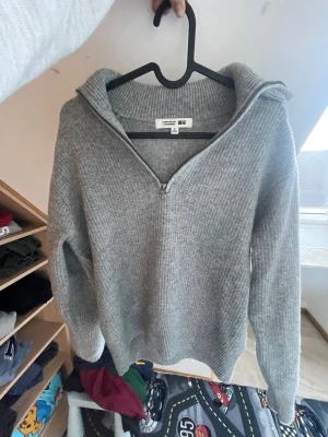Quarter zip  - Säljer min tröja köpt i Japan! Storlek M, men passar mer på en S ( sitter lite tajt på någon som har M). Quarter zip! 