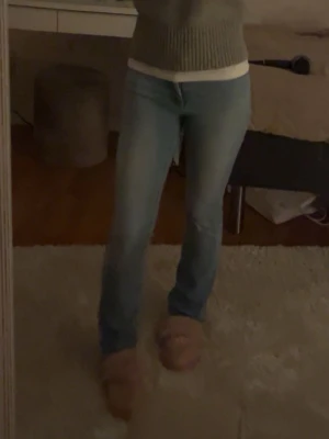 Ljusblå  jeans - Säljer ett par ljusblå jeans som är lågmidjade med rak/boocut passform och klassisk femficksdesign. Jeansen har normal midja och är tillverkade i mjukt denimtyg som sitter snyggt på benen. Perfekta till sneakers eller boots. De är storlek 34 och är från only 💙💙 de är använda och lappen där bak har släppt lite men inget man tänker på.