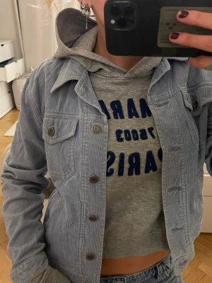 Ljusblå manchesterjacka med knappar - Säljer en ljusblå manchesterjacka💙💙