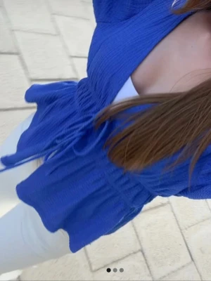 Blå blus  - Jätte fin blå blus från Gina tricot som tyvärr inte kommit till användning. Den är inprincip helt ny, endast använd en gång. Stl M. Kontakta mig vid fler frågor eller vid intresse!💕