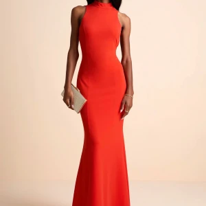 Balklänning/Aftonklänning - Helt ny klänning från Lulus🧡                             Den är endast testad men tyvärr var den för stor. För att få en uppfattning om hur lång klänningen är så var den ungefär en decimeter för lång på mig som är 164. Vad gäller färgen i verkligheten stämmer den bra överens med färgen som bilderna visar. De tre första bilderna är tagna från hemsidan. Vid intresse eller andra frågor kontakta mig.