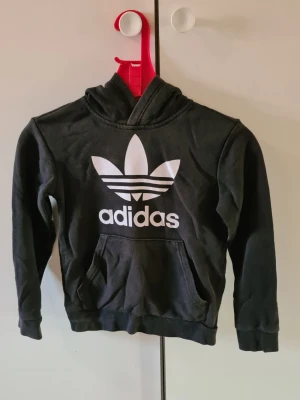 Hoodie från Adidas  - Långärmad hoodie till pojkl 8- 9 år storlek 128/134. Inga märken eller fläckar men lite slitage på grund av användning 💕