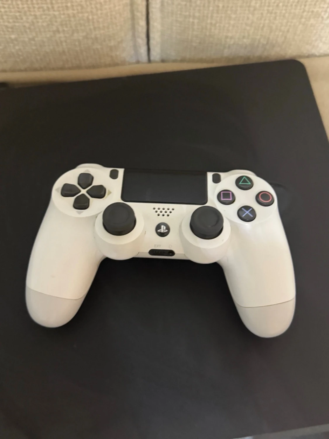 PlayStation 4 Slim och en vanlig playstation 4 med en handkontroll och spel - 2