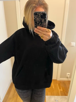 Svart basic hoodie från Gina Tricot  - Snygg basic hoodie från gina. Använd endast 3-4 gånger💖