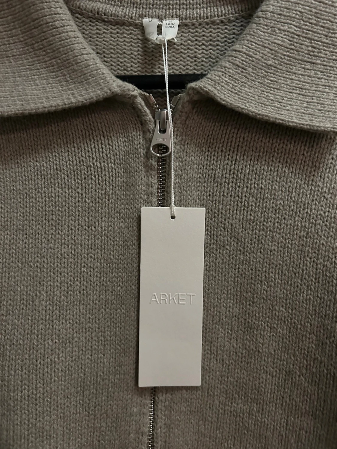 Beige stickad kofta från ARKET - 1