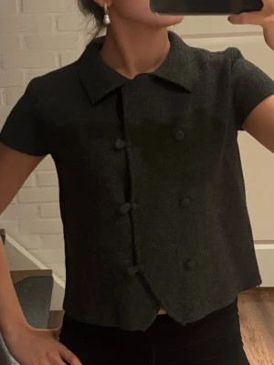 Mörkgrå ullskjorta med kort ärm - Supersöt 