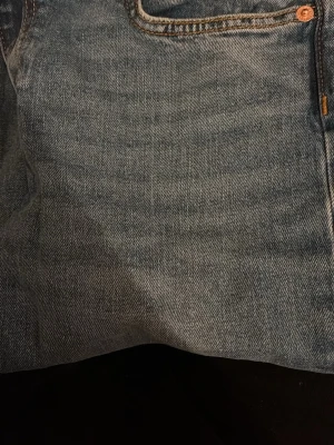 Blå jeans 157 Low Boot M - Säljer ett par klassiska blå jeans från 157 i modellen Low Boot. Jeansen har snygga kontrastsömmar och femficksdesign. Passformen är bootcut och materialet är slitstark denim i bomull. Perfekta för dig som gillar en tidlös look. Köpta för 400