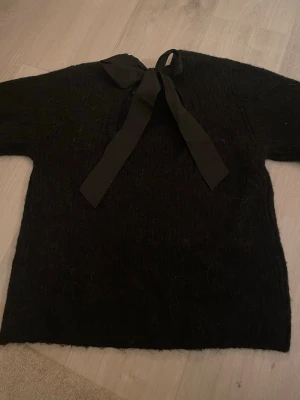 Svart stickad tröja med rosett Gina Tricot - Har använt 3 gånger, storlek S men passar M💕