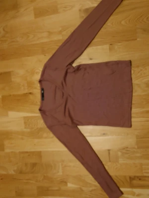 Mjuka toppar  - Sköna toppar från Lager 157. En i em bärig rosa och den andra mörk beige. 60 kr för båda eller 30 kr för en. 