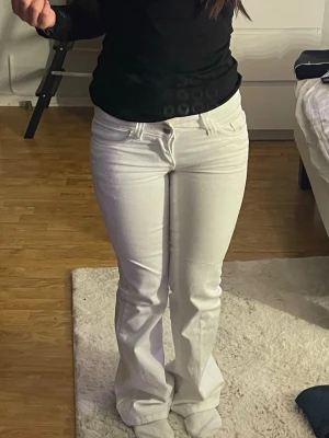 Vita  bootcut jeans - Vita lågmidjade bootcut jeans, säljer eftersom de inte kommer till användning och är lite för tajta för mig men jag endast använt fåtal gånger. Skriv för fler detaljer/ bilder💕 pris kan diskuteras! 