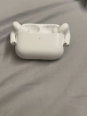 AirPods Pro - Säljer mina AirPod där jag tappade bort dem innan och köpte nya redan så dem kommer inte till användning . Kvitto och garanti finns!