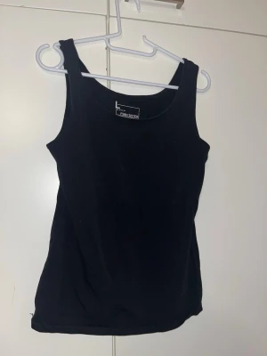 Toppi L - Musta hihaton toppi. Koko L. Kaikai n 40cm, pituus n 58cm. Eläintalous MMM, lisätietoja saa kysymällä Katsothan myös muut ilmoitukseni Tarjoa