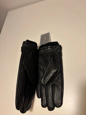 Läderhandskar som är fodrade - Helt nya, passar till allt, varma och stilrena