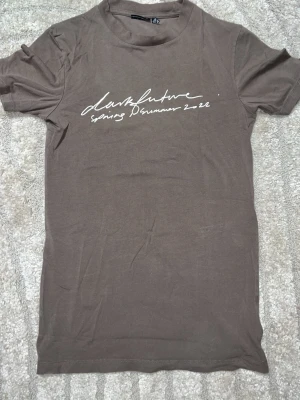 Brun t-shirt Dark Future XS - Brun t-shirt Dark Future XS