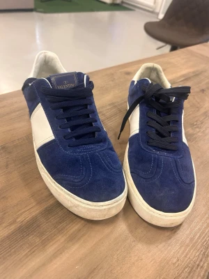 Valentino Flycrew - Säljer nu mina välvårdade Valentino Flycrews, endast använda 1 månad. 9,5/10 skick. Nypris 6000kr men har ingen skobox därav priset. Mitt pris: 2650kr