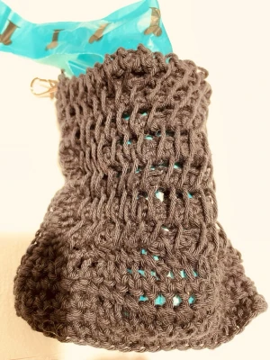 By prisförslag - Svart stickad liten handväska för hundpåsar - Handgjord snygg svart stickad liten väska med öppet mönster och karbinhake för enkel fastsättning. Man kan få plats med hela rullen med påsar eller bara några stycken om man hellre vill det. Perfekt även för andra småsaker. Väskan är mjuk och flexibel med ett coolt, luftigt utseende.