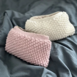 Virkad necessär - Handgjorda necessärer av mig! Garn och innertyg går att välja själv. Mått på necessären är 23x13. Köp sker via plick. Skriv gärna vid intresse och för att se vilka garn/tyger jag erbjuder (exempel på tyger som erbjuds på sista bilden)😊