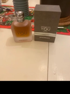 Emporio Armani Stronger With You Freeze - Stilren parfym från Emporio Armani, Stronger With You Freeze. Flaskan rymmer 100 ml och har en modern design som passar perfekt för dig som vill sticka ut med en exklusiv touch.