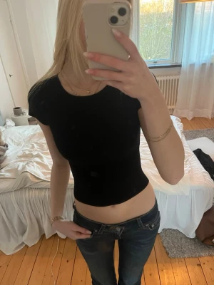 Svart stickad topp tajt - Superfin tajt stickad topp från H&M💗