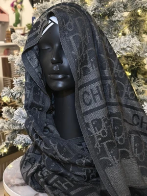 Svartgrå Christian Dior väst - Snygg väst från Christian Dior i svart och grått med ikoniskt logomönster och fransad nederkant. Västen har en klassisk, rak form och är tillverkad i ett mjukt material som känns lyxigt mot huden. Perfekt för dig som vill sticka ut med en exklusiv touch.