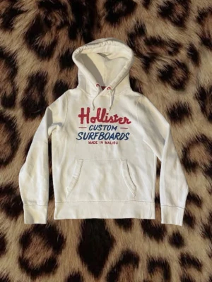 Vintage hollister hoodie - Vintage hollister hoodie som är sjukt eftertraktad och svår att få tag på! Denna är storlek M. Längd 65. Bredd 50