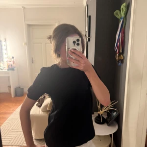 Svart t-shirt från Aware by Vero Moda - En basic svart t-shirt från Aware by Vero Moda i mjuk bomull. Klassisk rund halsringning och korta ärmar. Perfekt att matcha med jeans eller kjol för en clean look. Har aldrig använt🩷