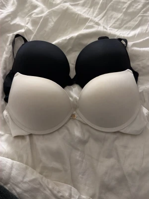 BH svar o vit - Två fina super push bh:ar, endast använda en gång. Den svart är 70B och den vita är 75A sitter väldigt lika även fast de är köpa på olika ställen ena på Lindex och den andra på new yorker. Skriv vid intresse eller eventuella frågor❤️