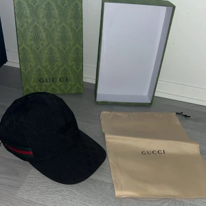 En svart keps från Zara med G mönstrar - En svart keps från Zara med G mönstrar. Riktigt snygg helt ny 