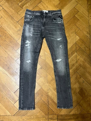 Replay Jeans med slitningar  - Snygga Replay Jeans i svart och grått. Jätte bra skick!