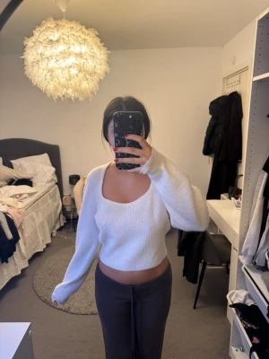 Vit croppad stickad tröja - Har blivit använd ett par gånger men i bra skick fortfarande, superskönt material!!