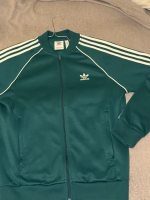 Grön Adidas tröja med vita ränder - Grön adidas tröja 