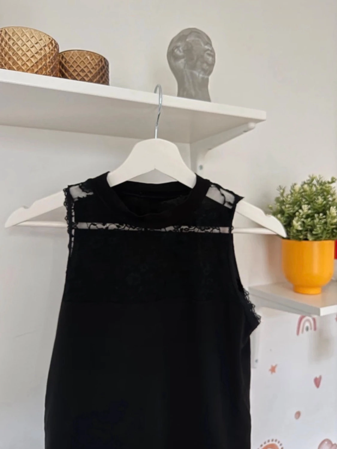 Svart ärmlös topp med spetsdetaljer - 1