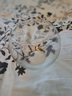 Dekorativ fin Skål- passar till mycket - Dekorativ skål i glas. Perfekt för dekoration, blomkruka eller som ljuslykta. I riktigt gott skick och knappt använd.   Diameter upptill: ca 15–18 cm Höjd: ca 14–16 cm Diameter på bredaste stället: ca 17–20 cm  Skickas via posten men köpare står för frakten. Vid övriga frågor skicka gärna meddelande.  Lämnar självklart god omdömen om köparen gör det. Ingen återköp eller retur om köparen går med på köpet! Kolla in gärna på mina andra annonser!