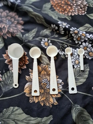 Måttsatser & kryddmått - Säljes:  Set med måtsatser & kryddmått. Perfekt för matlagning och bakning.  Skickas via posten och köpare står för frakten. Vid övriga frågor skicka gärna meddelande.  Lämnar självklart god omdömen om köparen gör det.  Kolla gärna in mina andra annonser!