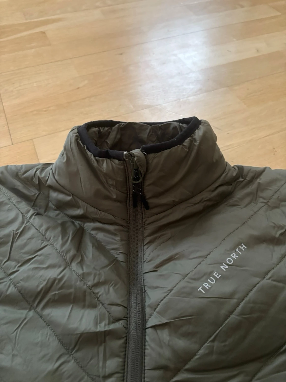 Olivgrön quiltad pufferjacka True North - 2
