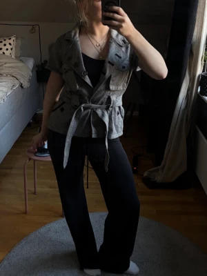 Grå kofta med bälte och knappar - Jättejättesnygg grå kofta med korta ärmar!!